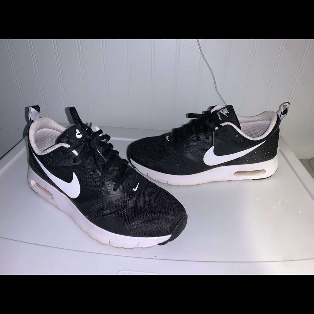 Wonen’s sz 8.5 (Mens 7) Nike Air Max